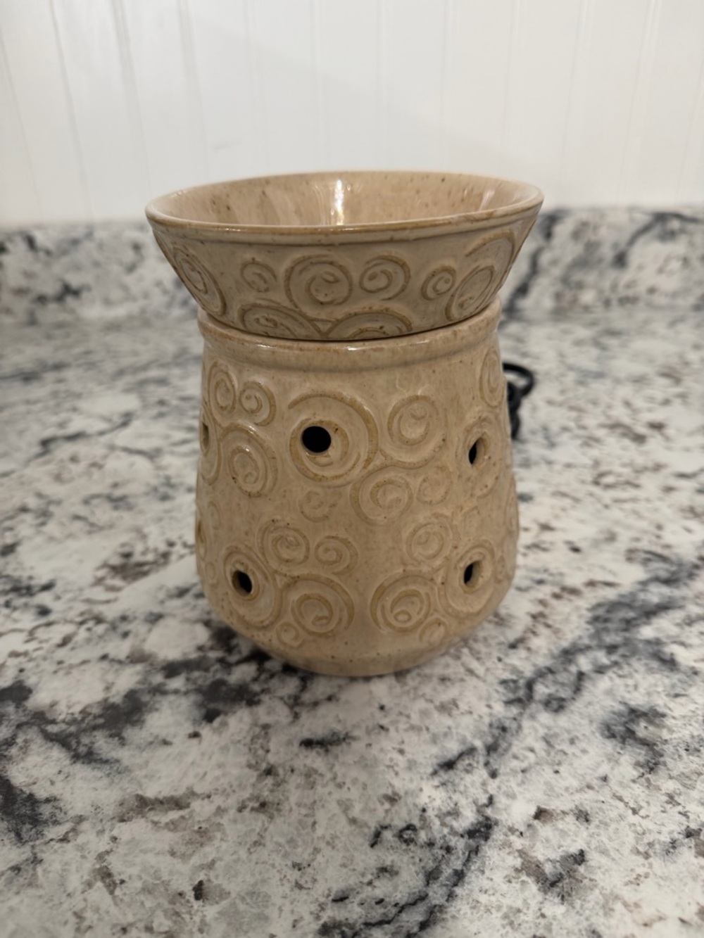 Retired Scentsy Angora Deluxe Full Size Beige Spiral Swirl Wax Warmer No Box